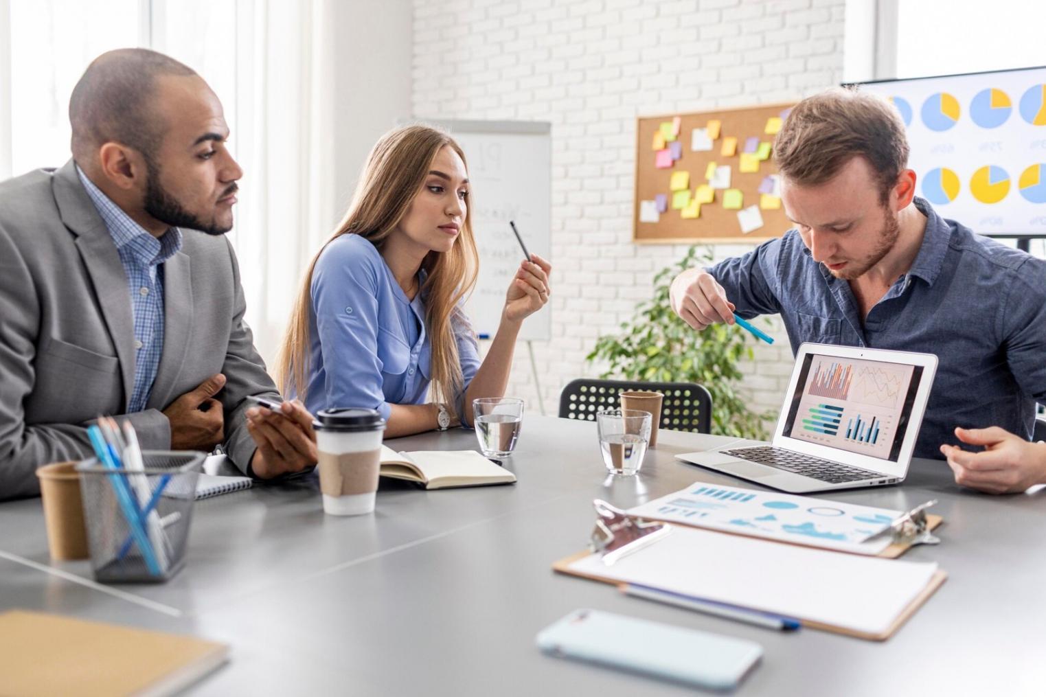 Sesión de trabajo en planificación financiera grupal